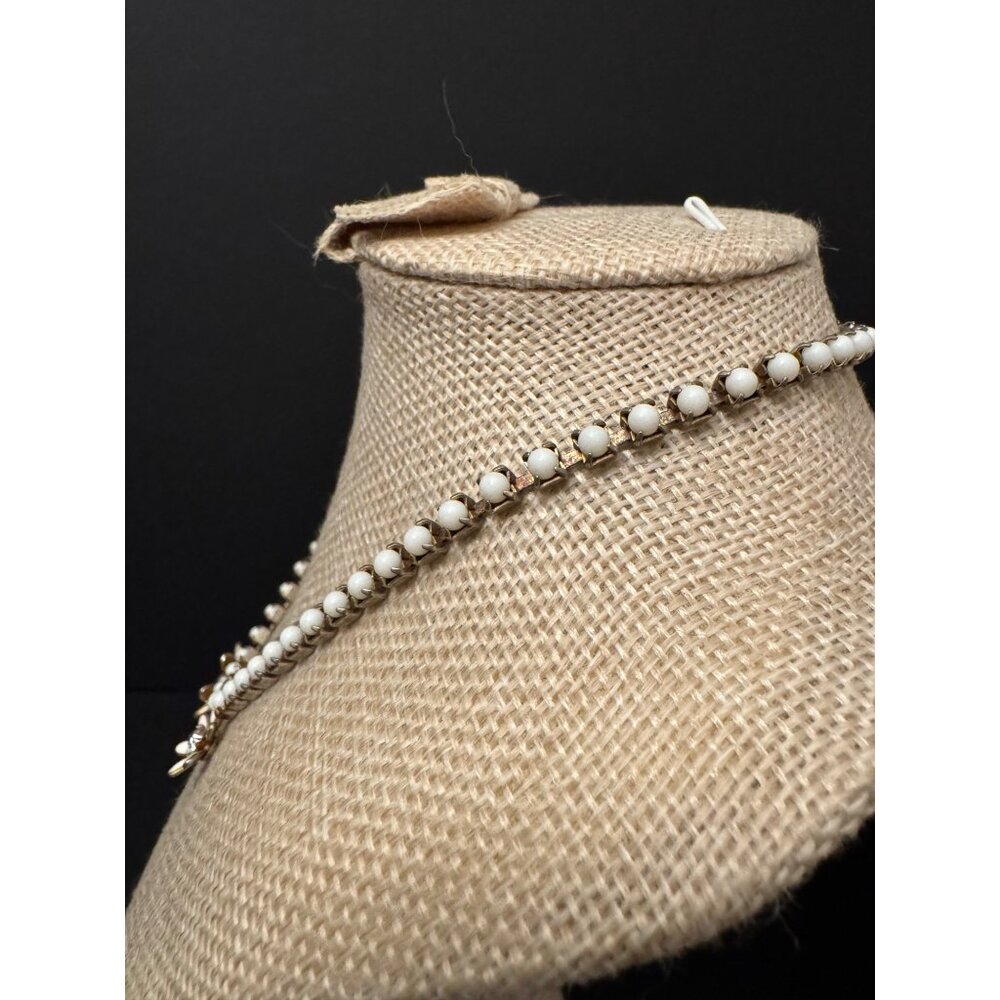 Vintage Gold-Tone White Daisy Flower Necklace With Rhinestone Accents Retro Char - Picture 6 of 10